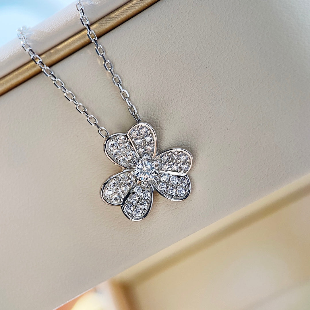 VCA CLOVER DIAMOND NECKLACE SILVER